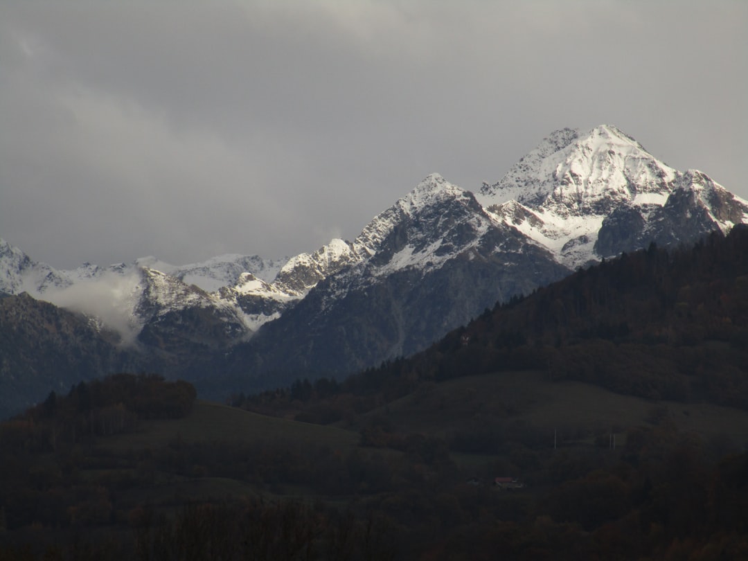 Lundi doux et nuageux, vigilance avalanche sur les massifs